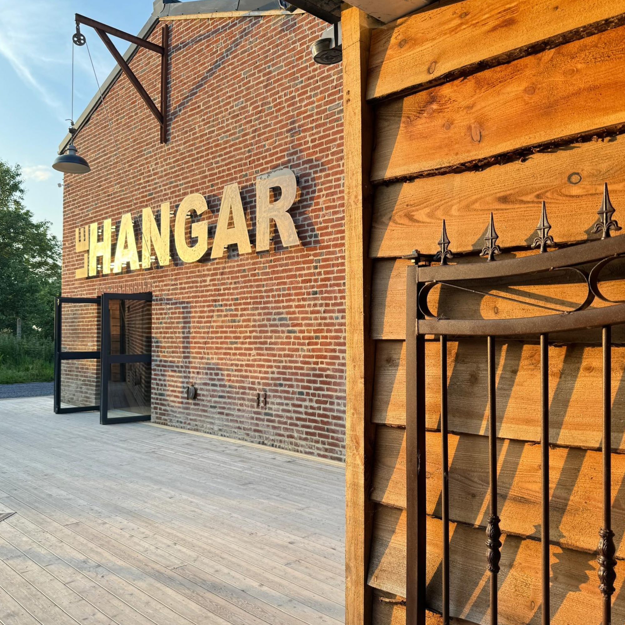 Hangar portail facade enseigne golden hour 62